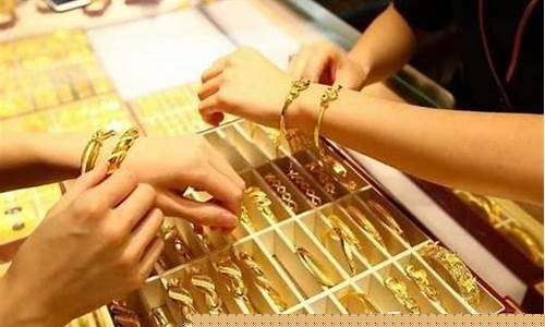 铂金价格跟什么挂钩呢_铂金价格浮动大吗