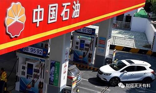 加油站怎么知道油价涨跌_加油站加油怎么看价钱